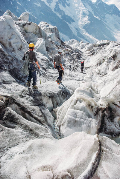 туристы, идущие по скалистой тропе, Российская Федерация, Кавказ, июль 2012
