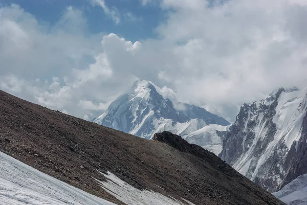 Hämmästyttävä Näkymä Vuoristomaisemaan Lunta Venäjän Federaatio Kaukasus Heinäkuu 2012 — kuvapankkivalokuva
