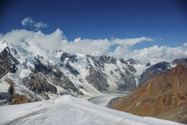 dağlar yatay, kar, Rusya Federasyonu, Kafkasya, Temmuz 2012 muhteşem görünümü