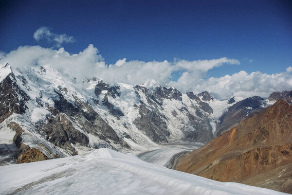 удивительный вид на горы со снегом, Российская Федерация, Кавказ, июль 2012 г.
