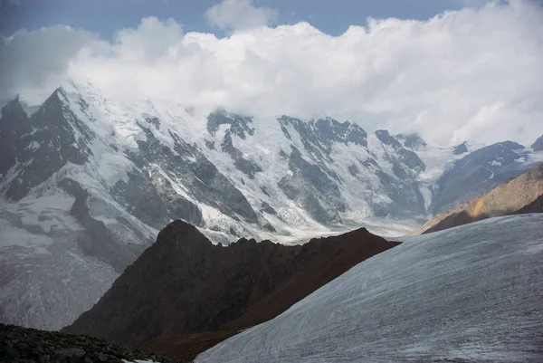 Incrível Vista Paisagem Montanhas Com Neve Federação Russa Cáucaso Julho — Fotos gratuitas