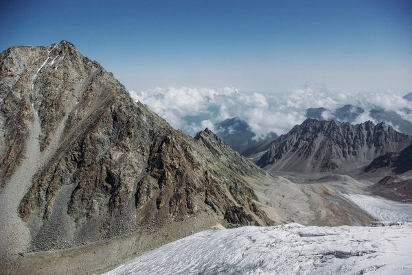 удивительный вид на горы со снегом, Российская Федерация, Кавказ, июль 2012 г.
