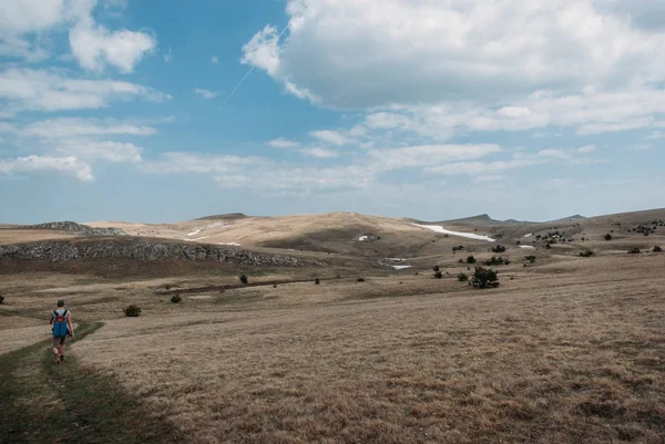 Visão Traseira Caminhante Com Mochila Andando Nas Montanhas Ucrânia Crimeia — Fotografia de Stock Grátis