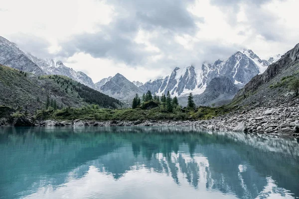 Hermosa Vista Del Paisaje Las Montañas Lago Altai Rusia — Foto de Stock
