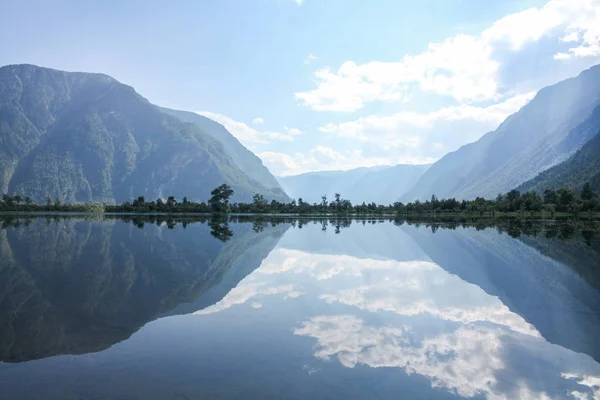 Hory a jezero — Stock fotografie