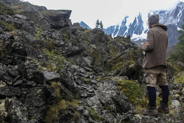 Vue Arrière Homme Regardant Les Montagnes Dans Altaï Russie — Photo