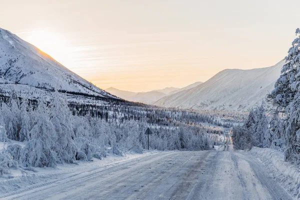 Road in mountains — Stock Photo, Image