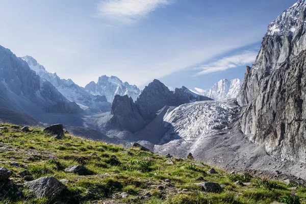 Bela Paisagem Com Vegetação Verde Montanhas Rochosas Cobertas Neve Quirguistão — Fotografia de Stock
