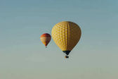 Heißluftballons fliegen in blauem Himmel