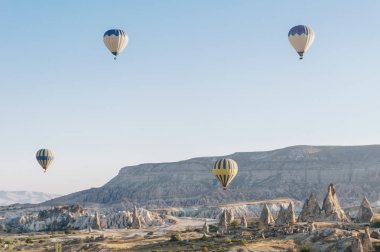 dağ manzarası ile sıcak hava balonları Göreme Milli Parkı, Peri bacaları, Kapadokya, Türkiye