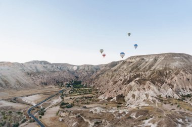 dağ manzarası ile sıcak hava balonları, Kapadokya, Türkiye