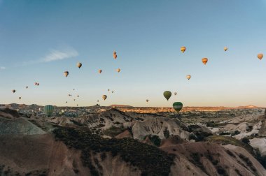 dağ manzarası ile sıcak hava balonları, Kapadokya, Türkiye