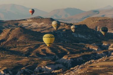 Sıcak hava balonu uçan Göreme milli parkta, Peri bacaları, Kapadokya, Türkiye