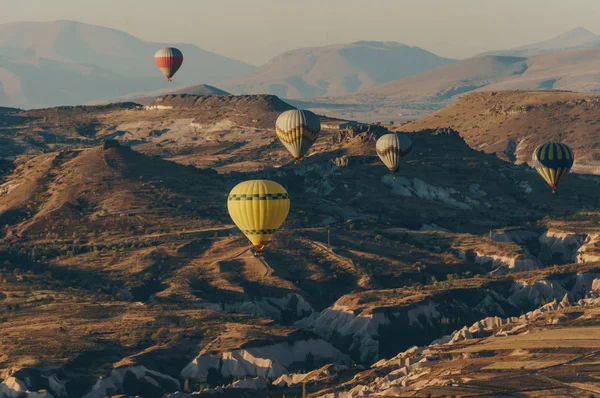 热气球在格雷梅国家公园飞行 仙女烟囱 土耳其 — 图库照片
