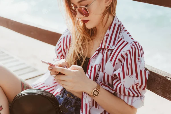 Snygg Ung Kvinna Använder Smartphone Utomhus Medan Sitter Golvet Piren — Stockfoto