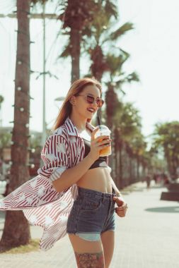 kokteyl önünde avuç Caddesi üzerinde satır içi plastik bardak olan güzel kadın