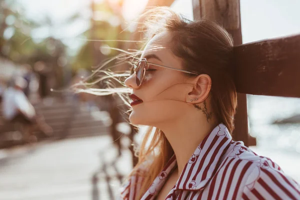 Närbild Porträtt Vacker Ung Kvinna Som Sitter Träpiren — Stockfoto