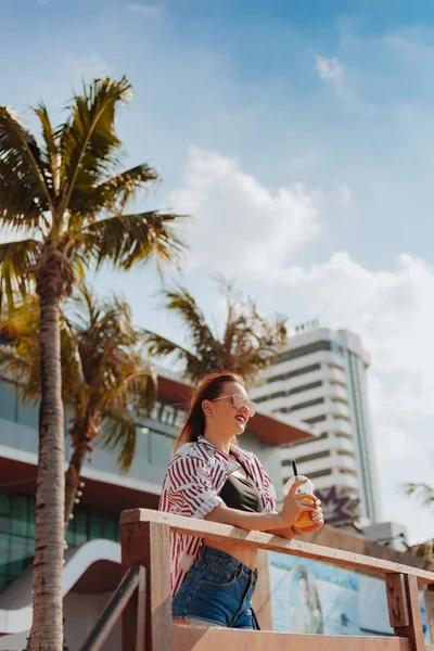 Hermosa Joven Con Cóctel Taza Plástico Mirando Hacia Muelle — Foto de Stock