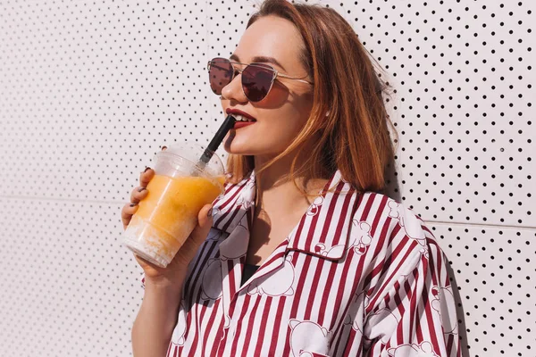 Lächelnde Junge Frau Trinkt Cocktail Aus Plastikbecher — Stockfoto