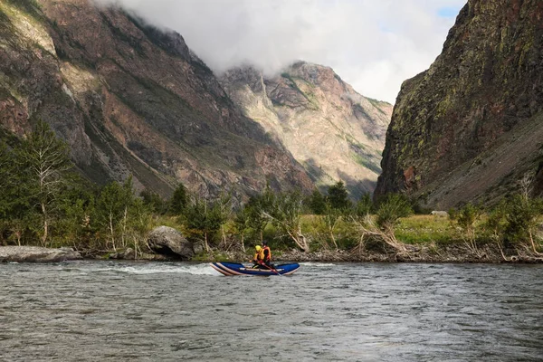 Lidé Kajaky Rafting Horské Řeky Krásnou Krajinu Altaj Rusko — Stock fotografie