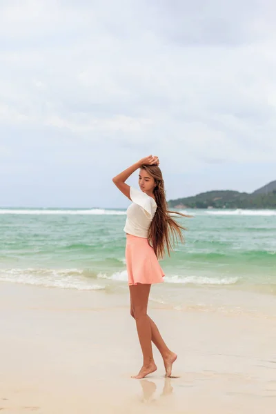 Atractiva Joven Posando Playa Arena Océano — Foto de Stock