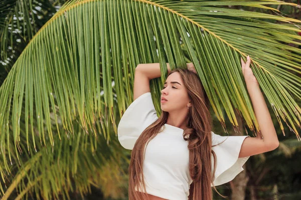 Attractive Girl Posing Palm Leaf Beach — Stock Photo, Image