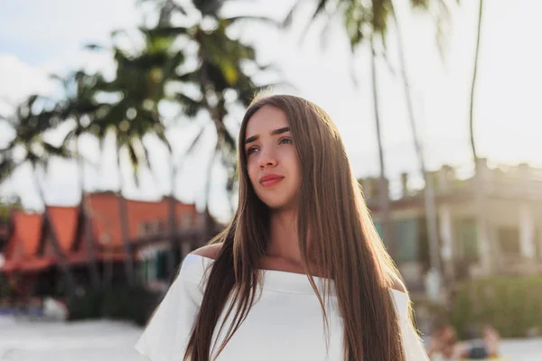 Krásná Mladá Dívka Pózuje Tropických Resort Podsvícením — Stock fotografie