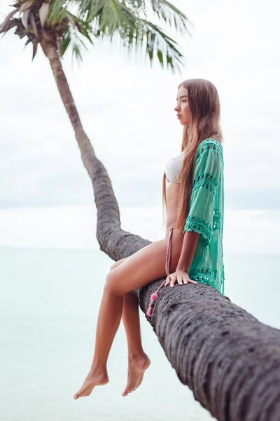 Young Woman Relaxing Palm Tree Ocean — Stock Photo, Image