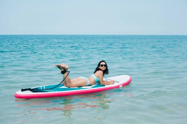 Atractiva Chica Delgada Acostada Tablero Paddle Mar Resort Tropical — Foto de Stock