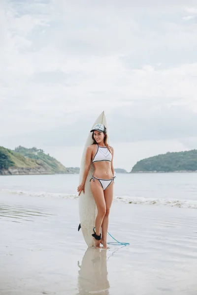 Bela Menina Magro Biquíni Com Prancha Surf Praia Mar — Fotografia de Stock Grátis