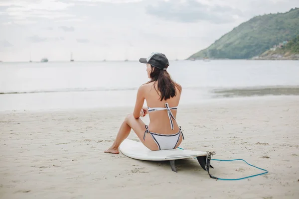 Surfer on beach — Free Stock Photo