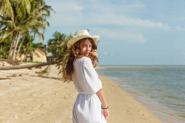 Attractive Girl Walking Tropical Sandy Beach Ocean — Stock Photo, Image
