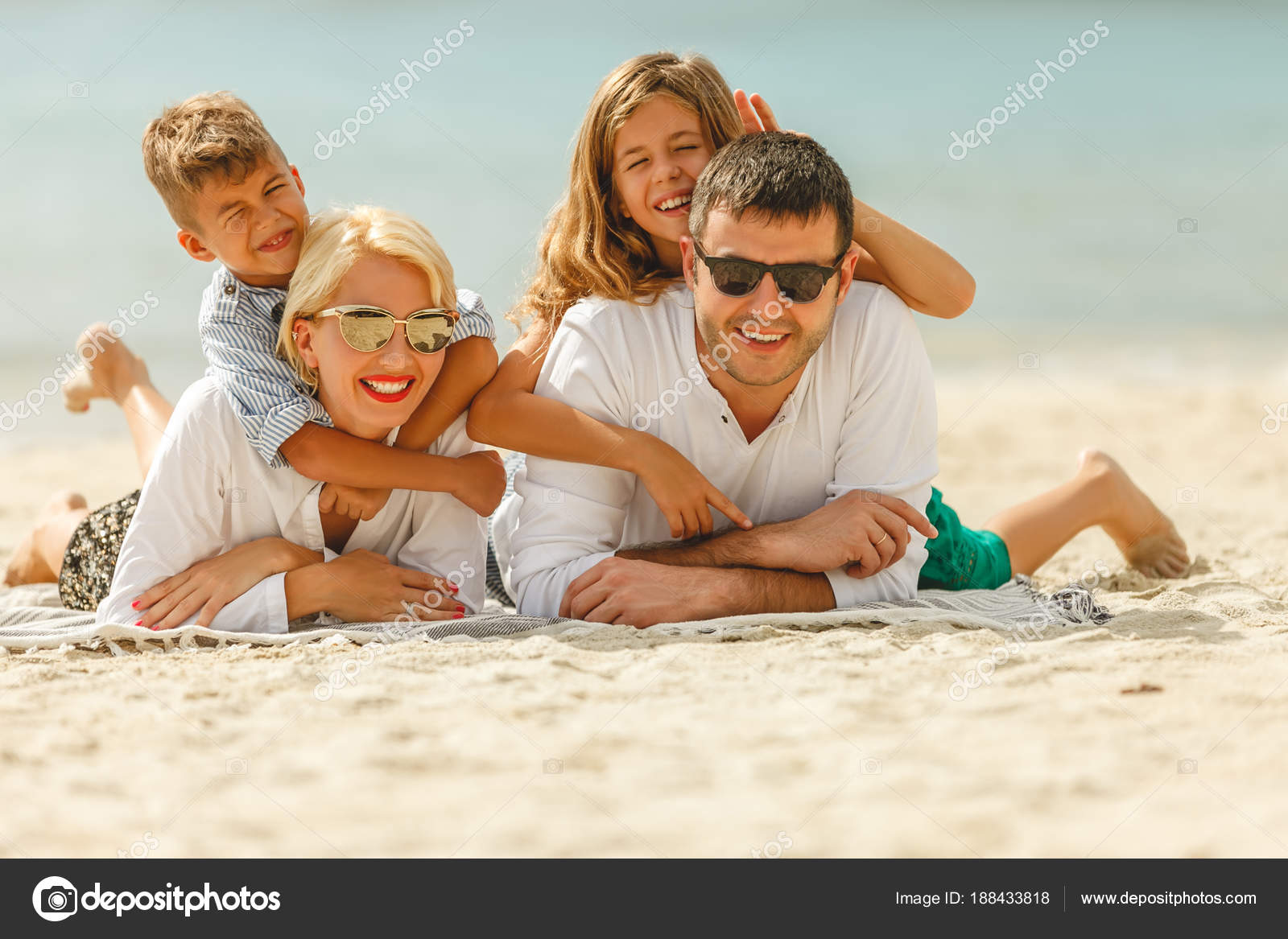 две семьи отдыхают. семья на море. семья на пляже. семья на море. семья на берегу.