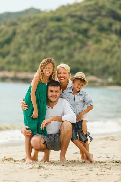 Familia feliz — Foto de Stock