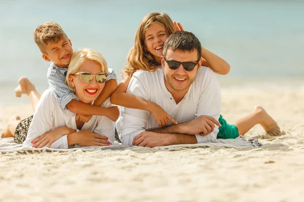 Niños y padres — Foto de Stock