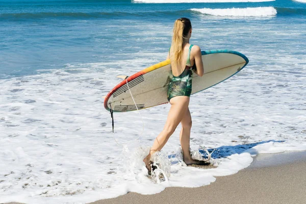 Female surfer — Free Stock Photo