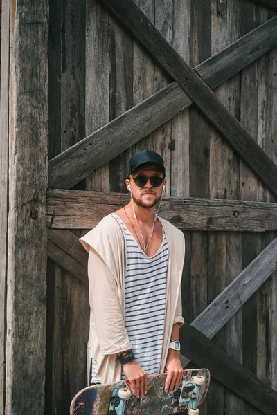 Sunglasses and cap — Free Stock Photo