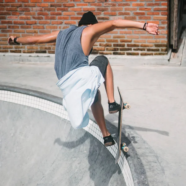 Skater jumping — Stock Photo, Image