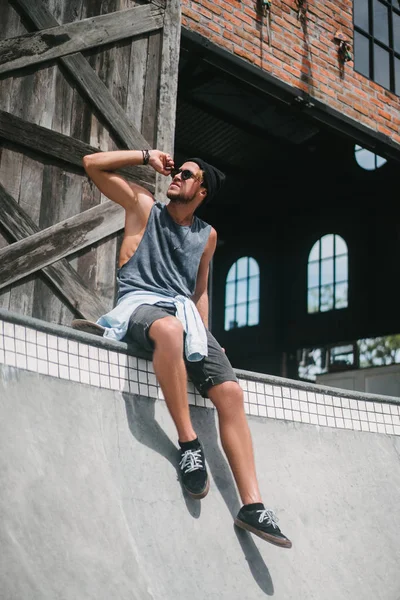 Handsome skater — Stock Photo, Image