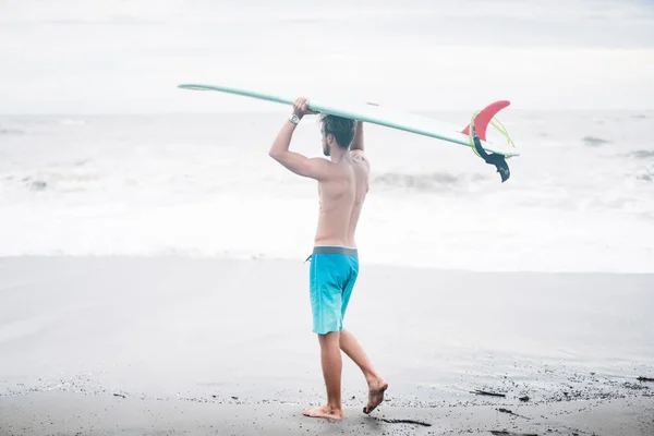 Surfboard on head in Bali, Indonesia — Stock Photo, Image