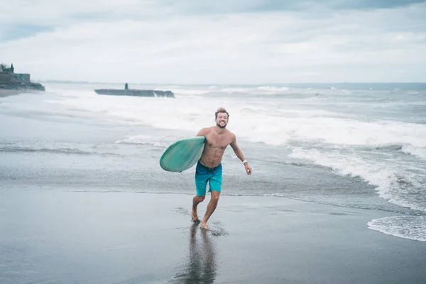 Smiling surfer — Free Stock Photo