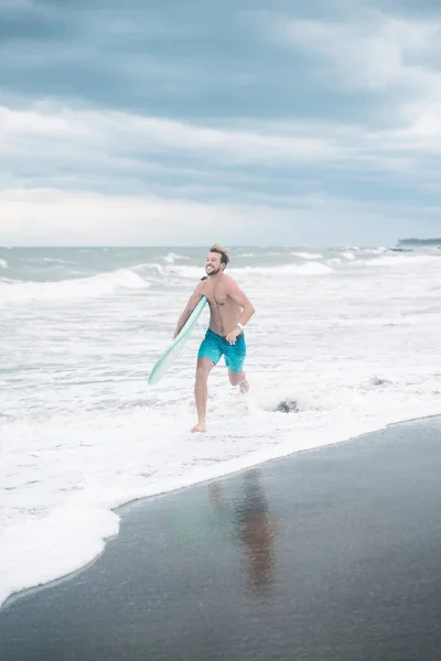 Surfer running — Free Stock Photo