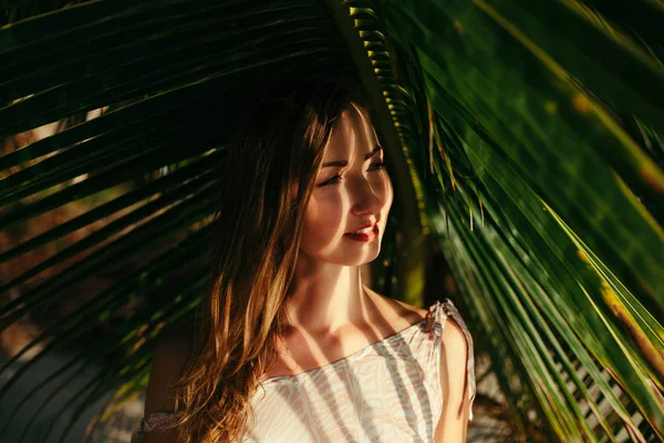 Porträtt Attraktiva Flicka Stora Gröna Palm Tree Löv — Stockfoto