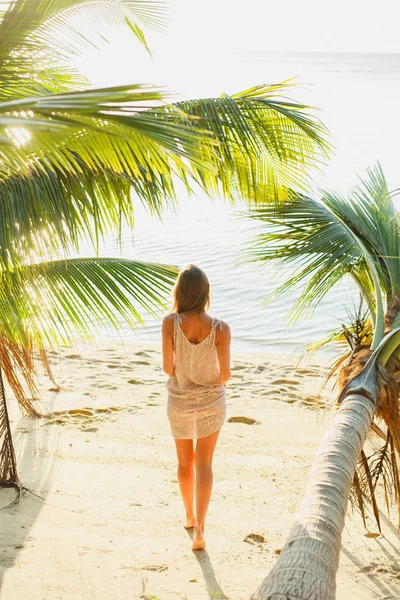 Vedere Din Spate Femeii Picioare Între Palmieri Malul Mării — Fotografie, imagine de stoc