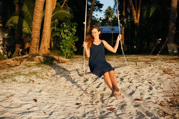 Sonriente Hermosa Mujer Swing Entre Palmeras Mirando Cámara Playa — Foto de Stock