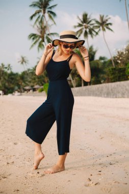 poz ve kum okyanus plaj seyir şapkalı çekici kadın