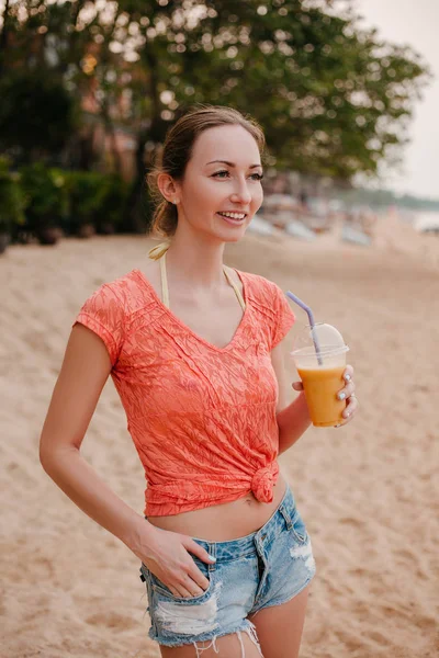 Sonriente Chica Atractiva Pie Con Cóctel Playa Arena Mirando Hacia — Foto de stock gratis