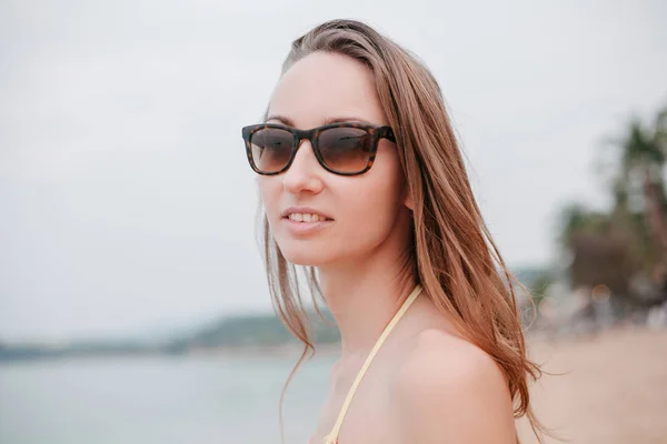 Портрет Привабливої Дівчини Сонцезахисних Окулярах Тропічному Курорті — стокове фото