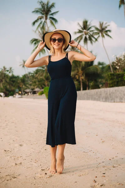 Happy Beautiful Woman Dress Touching Hat Sandy Ocean Beach — Stock Photo, Image