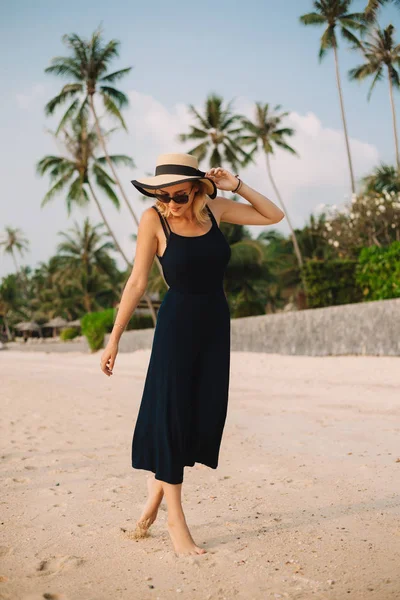 Attractive Woman Hat Dress Looking Sandy Ocean Beach — Stock Photo, Image